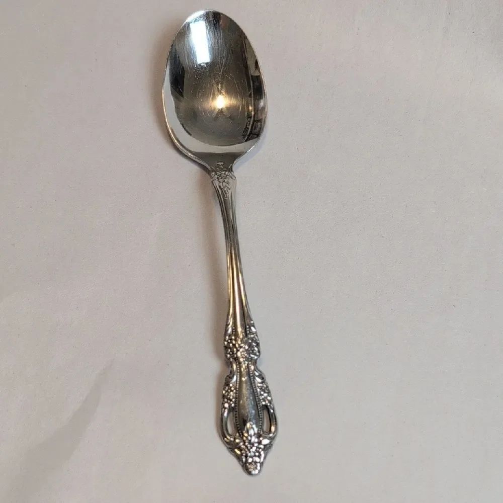 Classic Oneida Distinctions Deluxe Stainless Oval Soup Spoon